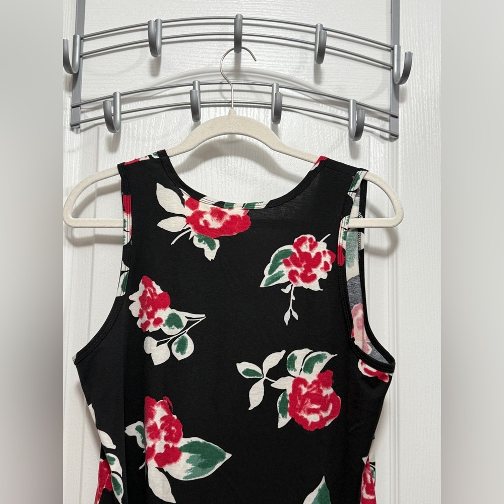 NWT LuLaRoe Tank Top Women’s‎ L Black Red Roses Sleeveless Floral Dark Romantic - Picture 4 of 16